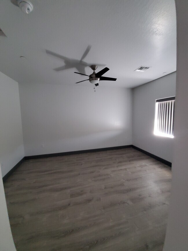 Building Photo - 521 E Mission Ln