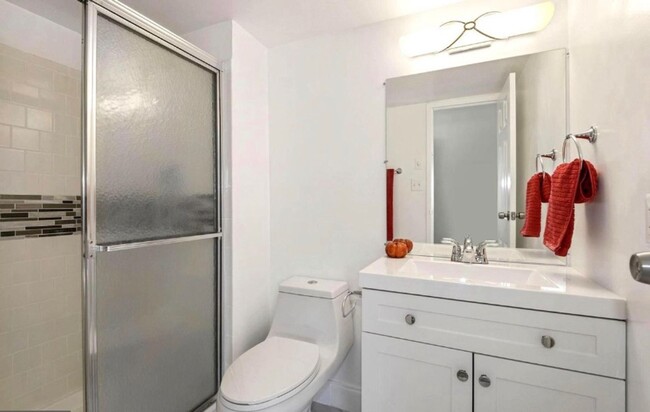 Building Photo - Renovated Herndon Condo