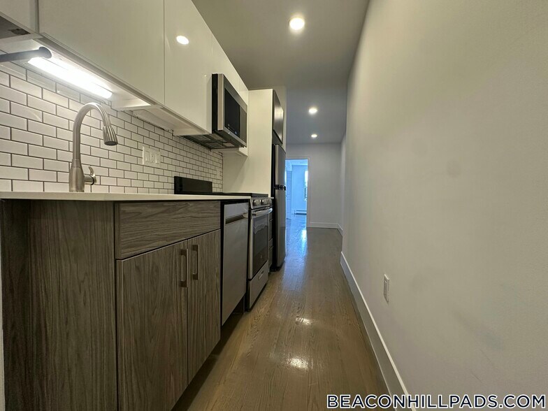 Building Photo - 44 Joy St