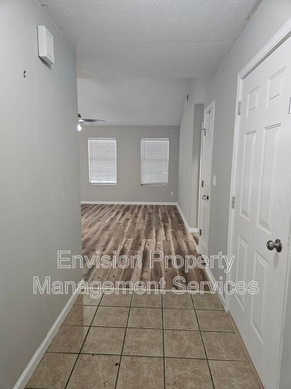 Building Photo - 479 Lakeshore Dr