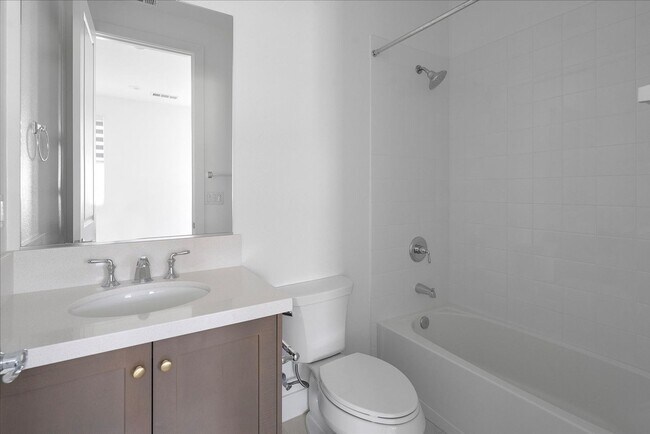 Building Photo - Model-Perfect 5 Bedroom Home in Valencia!
