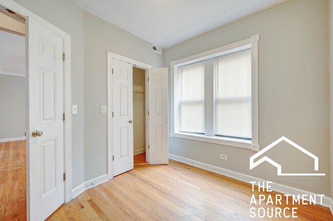 Building Photo - 6442 N Leavitt St
