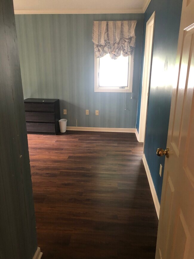 Master bedroom - 120 Courtyard Ln