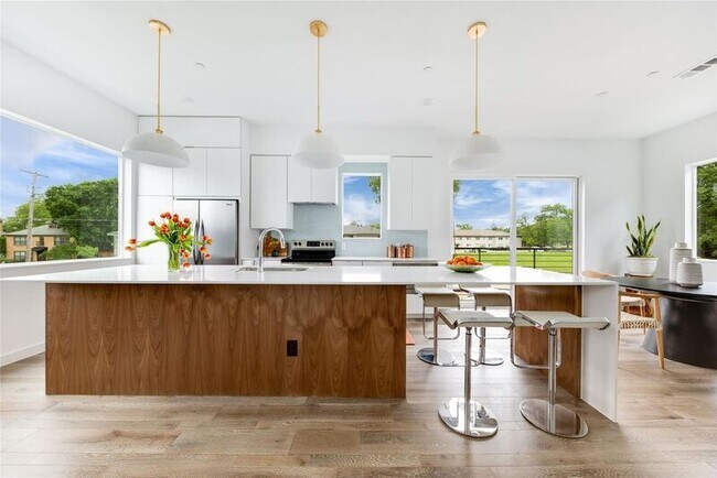 Building Photo - 5026 Bryan St