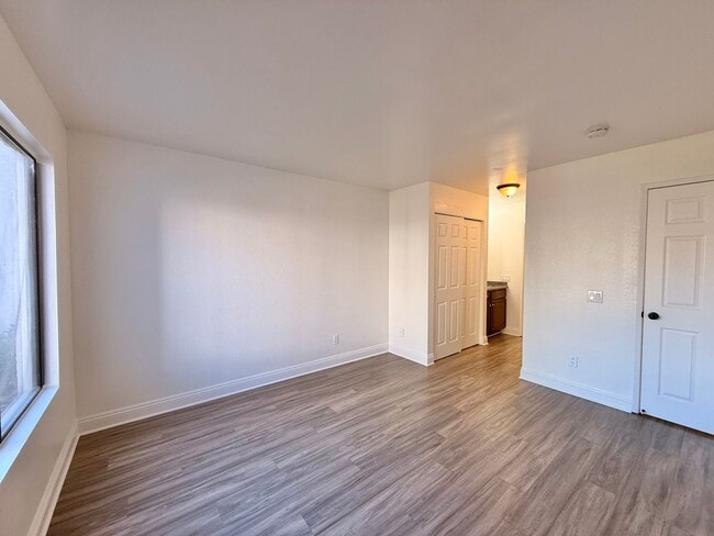 Building Photo - Bright & Spacious Condo Living with Parking!