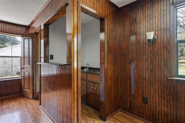 Building Photo - 2106 Allred Dr