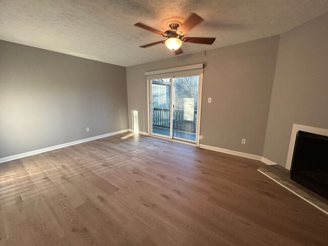 Building Photo - 3 bedroom 2.5 bath townhouse near Milledge...