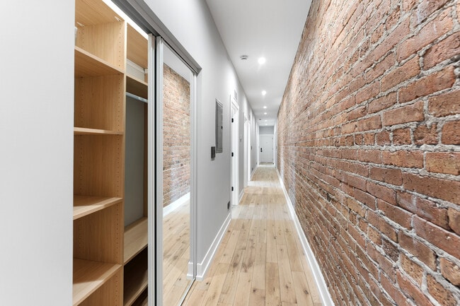 Building Photo - 7724 N Eastlake Terrace