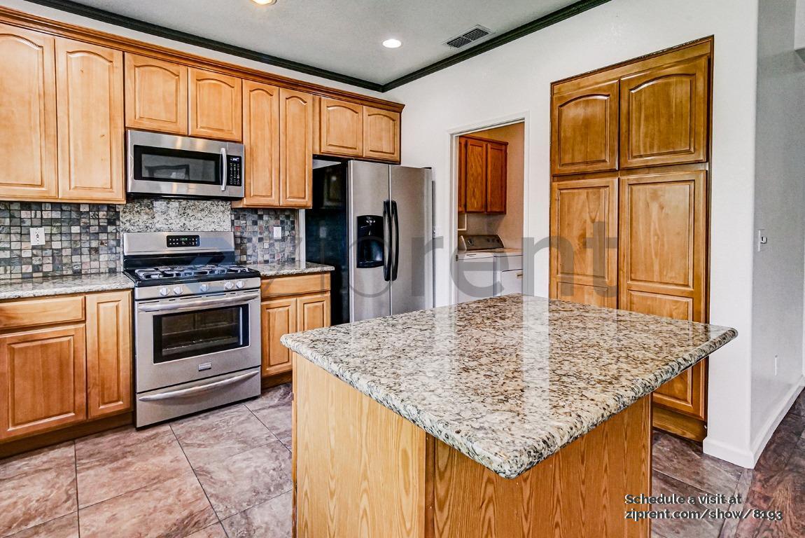 Building Photo - 1833 Rail St