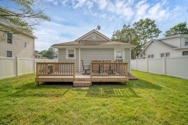 Building Photo - WINTER RENTAL Fully Furnished 2 Bedroom Co...