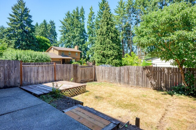 Building Photo - Recently updated 3 bedroom, 2.5 bath Townhouse in Beaverton