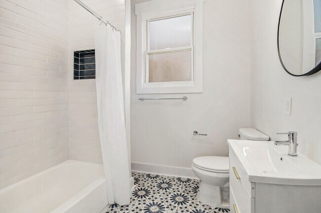 Building Photo - Lower Unit - Newly Constructed - 2 bed/2 bath - Must See!