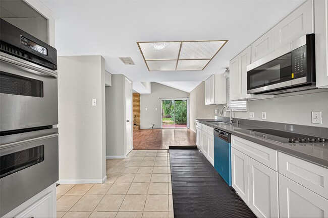 Building Photo - 2042 Hilton Head Dr