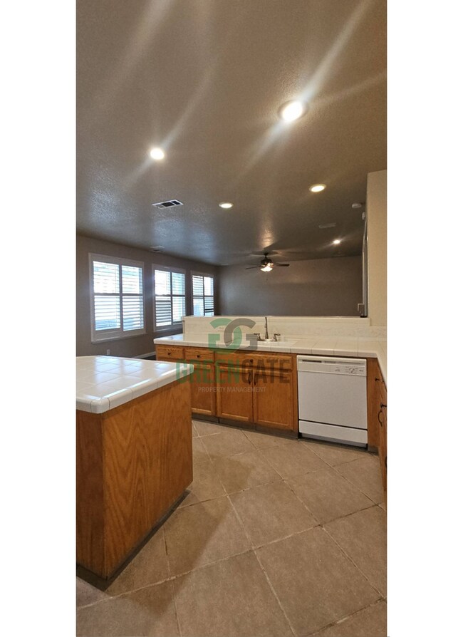 Building Photo - Spacious 4 Bedroom in Manteca!!! Ready