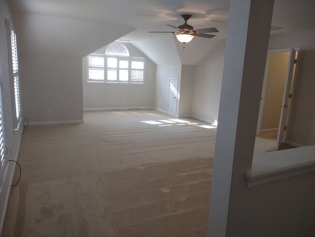 Building Photo - Beautiful and Charming! You Want it and Th...