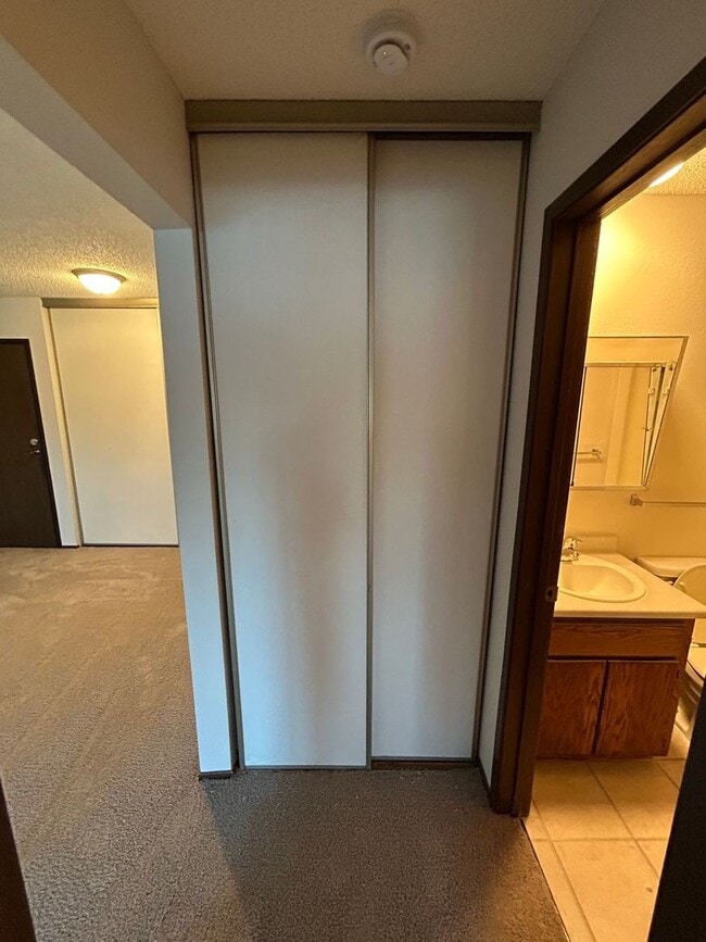 Building Photo - 1 Bedroom Apartment in Lonsdale Main Level