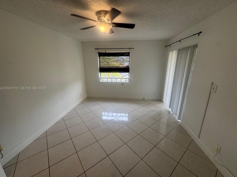 Building Photo - 9999 Summerbreeze Dr