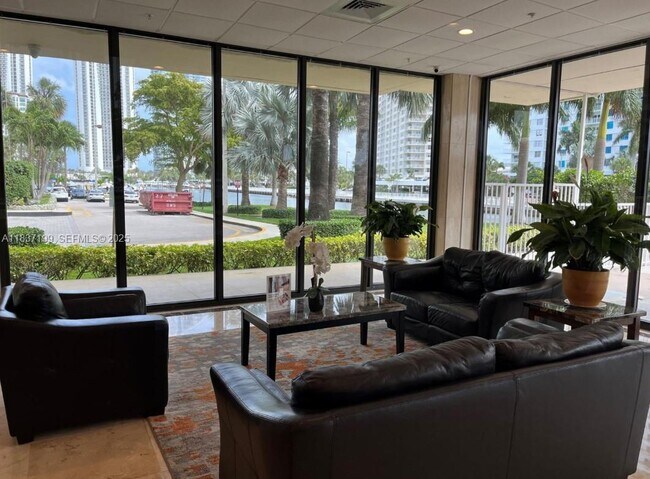 Building Photo - 400 Kings Point Dr