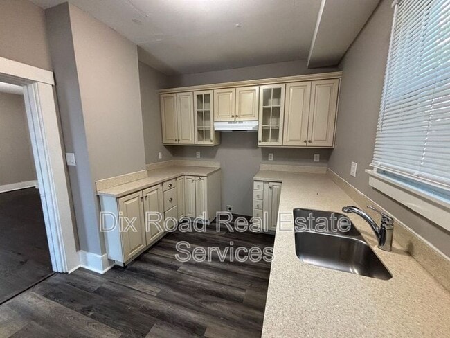 Building Photo - 304 Stanley St