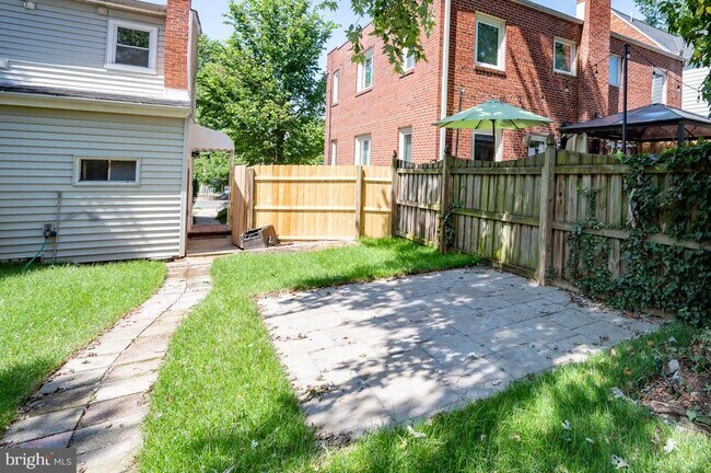 Building Photo - 207 E Nelson Ave