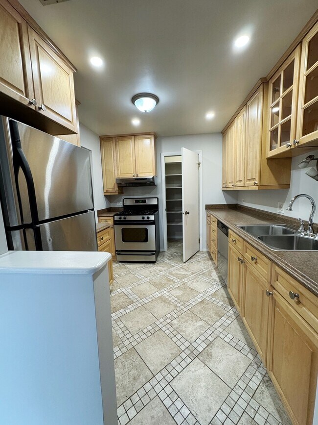 Building Photo - 576 Greystone Ln