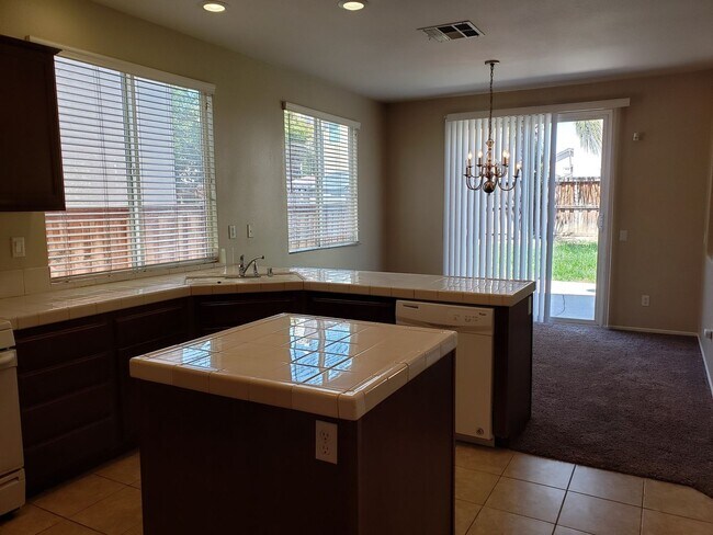 Building Photo - 4 Bedroom 2.75 Bathroom House