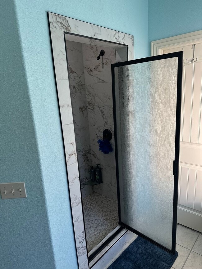 Building Photo - Available March 1st!  Modern 5-Bedroom 4-Bathroom Home in SW Bentonville