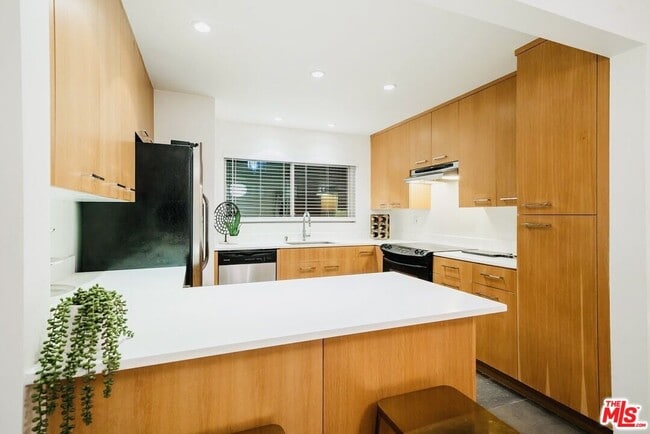 Building Photo - 645 Westmount Dr