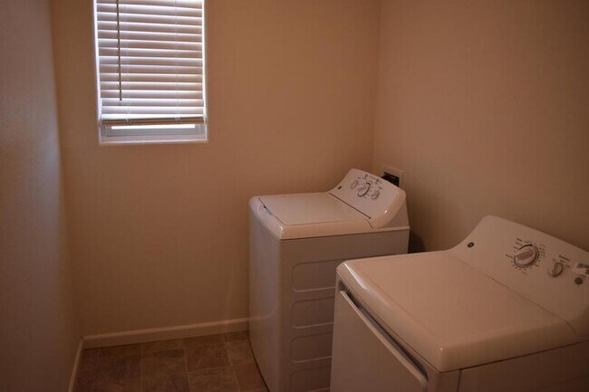 Building Photo - 4208 Candle Ct