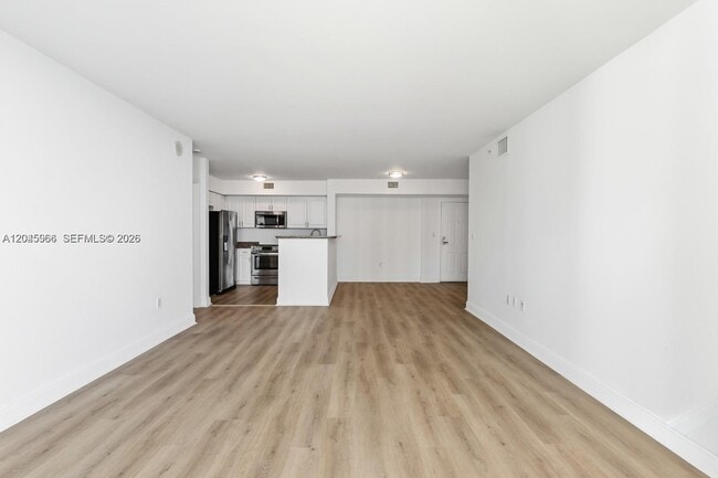 Building Photo - 1155 Brickell Bay Dr