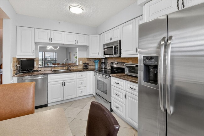 Building Photo - 6866 Huntington Ln