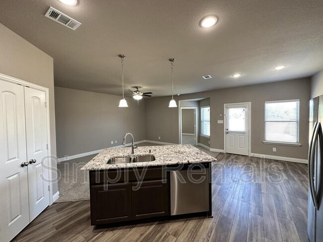 Building Photo - Ashwood Dr 7817