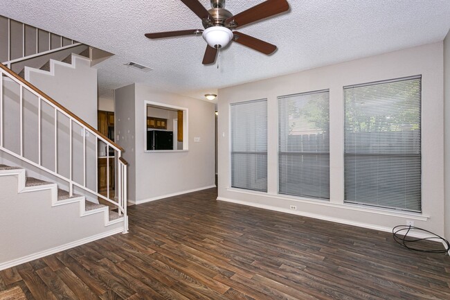 Building Photo - 2805 Meadow Park Dr