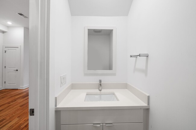 Building Photo - 4 Bed 3.5 Bath Townhomes 2176 sqft