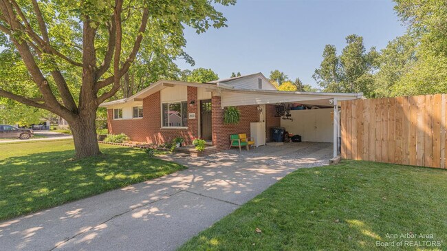 Building Photo - 2820 Hollywood Dr
