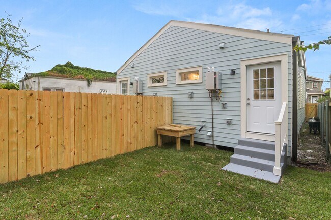 Building Photo - Charming newly renovated 1 bedroom! One bl...