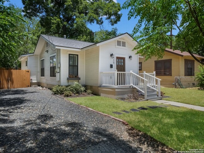 Building Photo - Adorable home 2/2 In Mancke Park