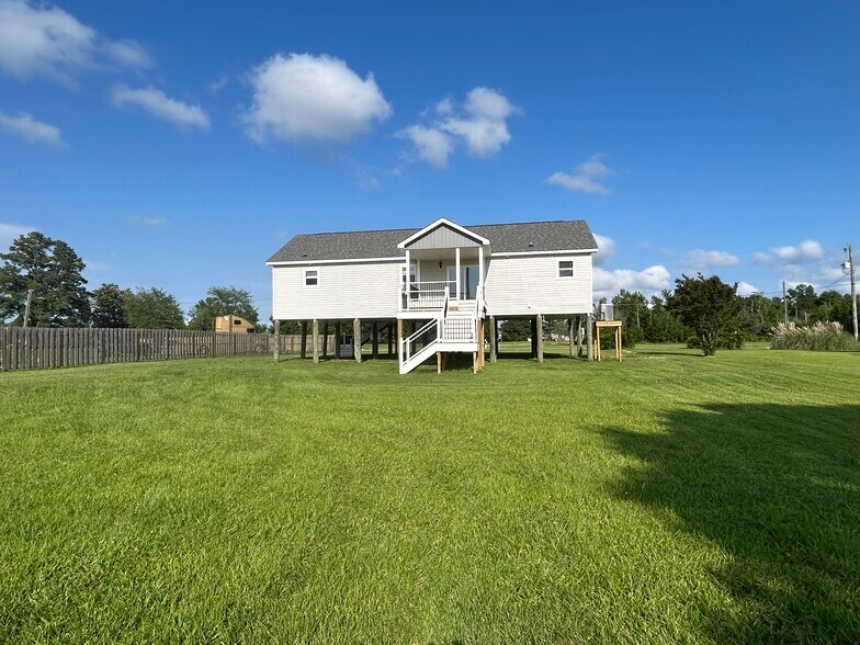 Rear porch - 54 Bay Lake Dr