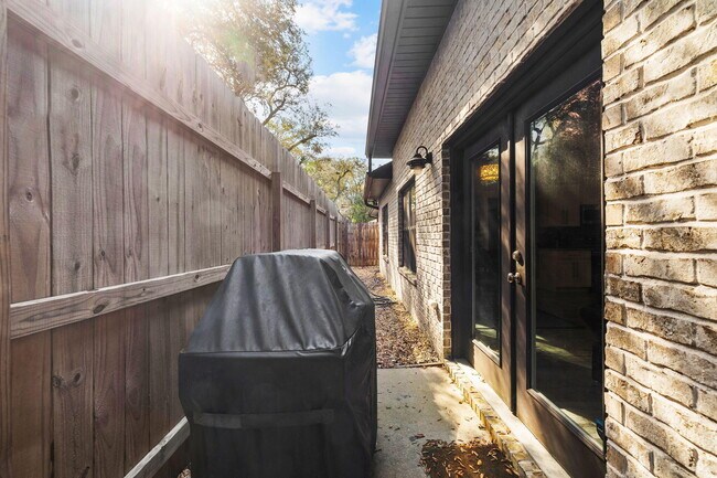 Building Photo - 518 Sibert Ave