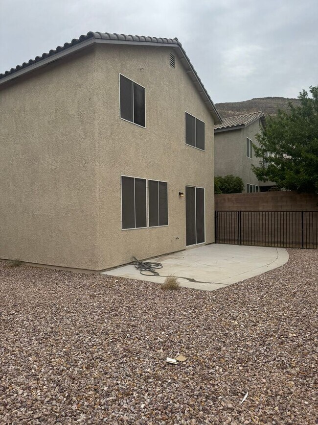Building Photo - Must see 4 bedroom 2.5 baths home with NEW...