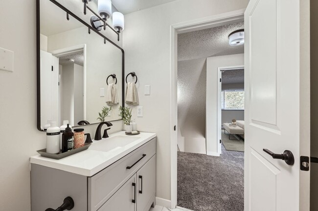 Building Photo - $500 Immediate Move-In Special! Breathtaking Renovation! Oversized 2 Bed 1.5 Bath Townhome! Ready...