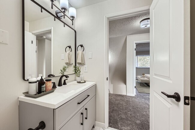 Building Photo - Breathtaking Renovation! Oversized 2 Bed 1...