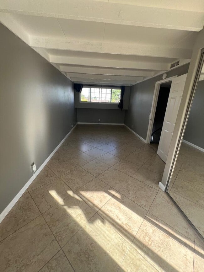 Building Photo - 528 Raintree Dr