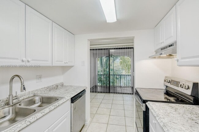 Building Photo - 3760 Inverrary Dr