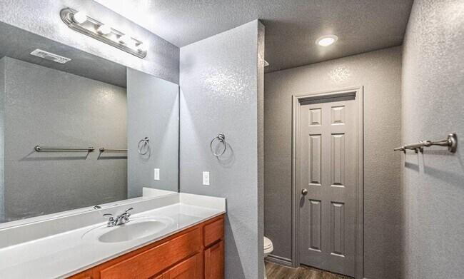 Building Photo - 2816 Leroy Cir