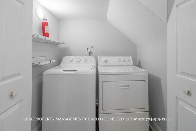 Building Photo - 3BR Townhome - Lake Living in Vineyard Point with Boat Slip Access Near Lake Norman