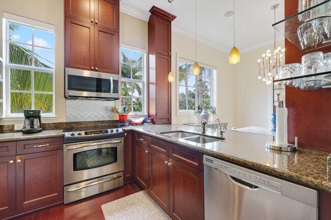 Building Photo - 285 SE 6th Ave