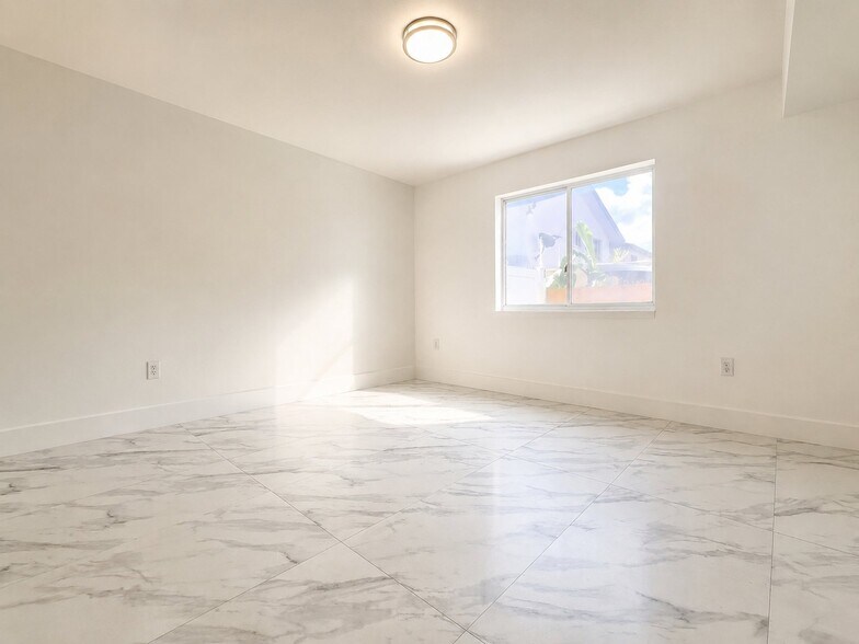 Building Photo - 1270 W 42nd St
