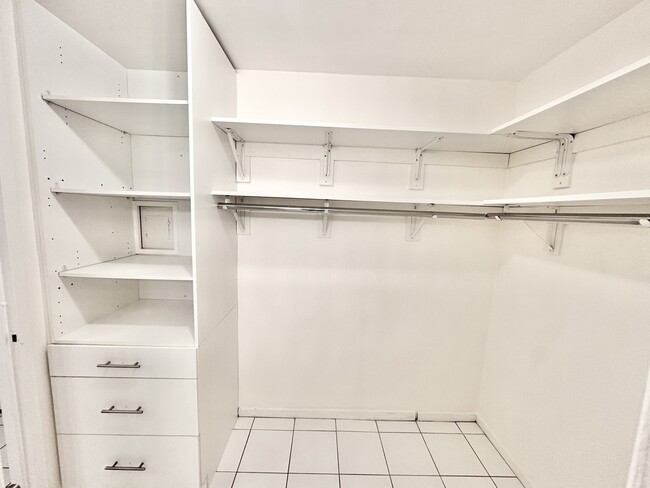 Building Photo - 1960 N Lincoln Park W