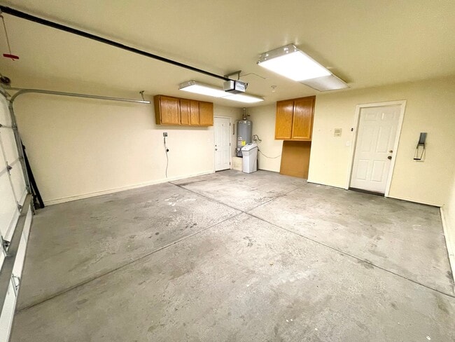 Building Photo - Great 3 Bedroom, 2 Bathroom Home in El Camino Village on the Parkway!